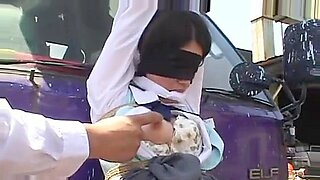 Một cô gái Nhật Bản bị bịt miệng và bị trói trong một cuộc phiêu lưu ngoài trời thống trị.
