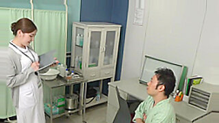 Una morena japonesa recibe un tratamiento rudo en medias HD en un video.