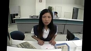Eine japanische Schulmädchen erkundet eine wilde anale Begegnung mit einer reifen MILF.
