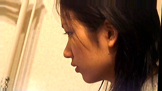 Một cô gái trẻ Nhật Bản khám phá cơ thể của mình trong một cảnh tự sướng.