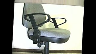 Kinky twist παρουσιάζει μια δράση σε μια καρέκλα.