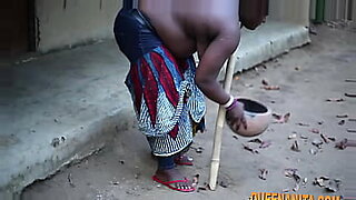 एक हॉट वीडियो में 40 वर्षीय नाइजीरियाई महिला जंगली हो जाती है।