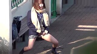 Una teenager asiatica si concede un feticismo del pipì in un ambiente voyeuristico.