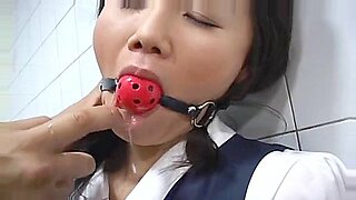 Dos bellezas asiáticas están atadas y dominadas en una sesión extrema de BDSM.