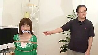 Kitada Nawanuke se pone kinky en un juego BDSM.
