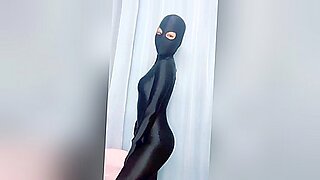 Een Aziatische fetisj webcamshow met amateur in zentai en kousen.