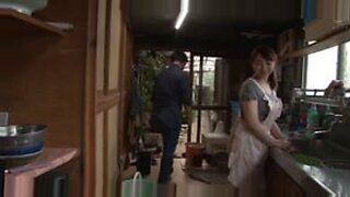 Een Japanse vrouw wordt bevredigd door haar man en zijn vader.