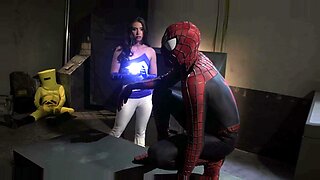 การล้อเลียน Spider-Man ของ Casey และ Xander พร้อมกับเสียงครวญครางและการขี่ที่รุนแรง