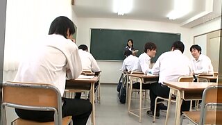 Japanse lerares wordt ondeugend op het werk
