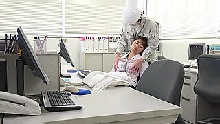 Γιαπωνέζα αφεντικό χρησιμοποιεί BDSM για να ευχαριστήσει μια κοπέλα γραφείου με καλσόν.