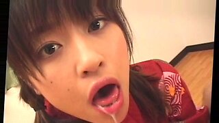Remaja Jepang menerima facial dan creampie bukkake