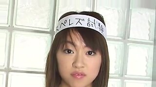 Adolescente japonesa experimenta dupla penetração e uma gozada facial