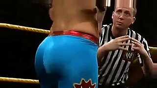 WWE-diva's pronken met hun grote borsten in een hete wedstrijd.