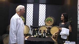 Uma jovem morena fica safada com um cliente mais velho em um bar de vinhos.