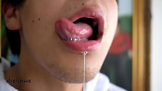 Lelaki bertuah menikmati seks dengan shemale Jepun yang panas dan menerima pancutan air mani di mukanya.
