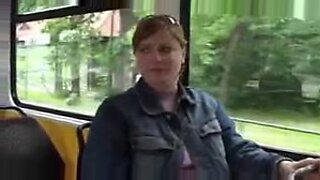 Mujer tetona realiza sexo oral en un autobús público.