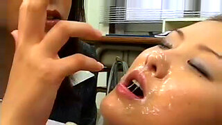 Mujeres japonesas sexys se involucran en duchas de semen facial en un ambiente grupal.