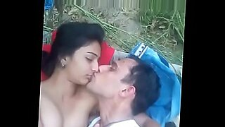 Le donne appassionate di Mangal Santali si dedicano a un sesso esplicito davanti alla telecamera.