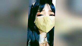 Bella asiatica imbavagliata e legata in webcam in un video di respiro