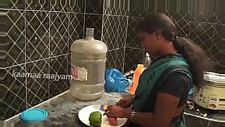 Video seks Tamil milik Amma menampilkan seorang ibu yang seksi dan menggoda.