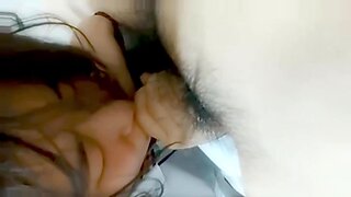 Después del sexo, una linda estudiante asiática recibe una boca llena de semen.