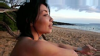 Rina Ellis devient sauvage en plein air dans un jeu de pipi hawaïen