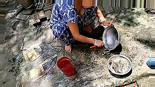 Μια Ταϊλανδή καλλονή επιδεικνύει το πλούσιο στήθος της σε μια σαγηνευτική επίδειξη.