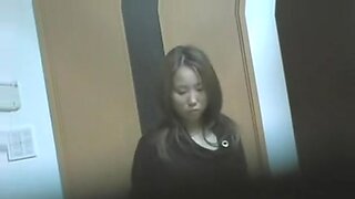 Kamera tersembunyi menangkap seorang wanita Asia yang sedang memuaskan dirinya sendiri di atas karpet.