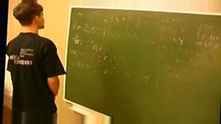 Seorang guru dan pelajar Rusia berhubungan seks di dalam kelas.
