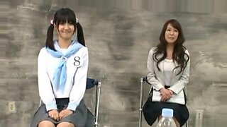 जापानी महिला तीव्र योनि उत्तेजना का आनंद लेती है।