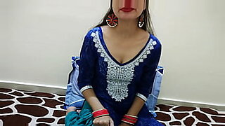 Ζευγάρι Χίντι εξερευνά το στήθος και φιλάει
