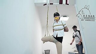 Filme BDSM japonês em HD com uma morena deslumbrante e bondage.