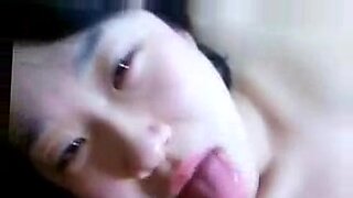 Koreanisches Amateurgirl genießt hardcore Girl-on-Girl Sex