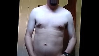 Seorang lelaki tampan memperlihatkan bisep yang mengagumkan dalam sesi otot yang fleksibel.