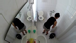 Una webcam oculta captura los momentos íntimos de una chica asiática en la ducha.