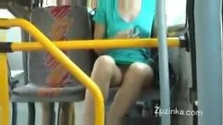 Una adolescente ardiente se complace en un autobús público, mostrando sus habilidades.