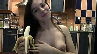 Uma banana fresca recebe a atenção final que merece.