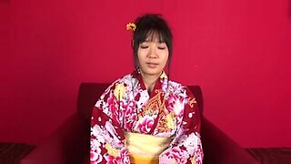 Japanse meid geniet van dubbele penetratie in groep