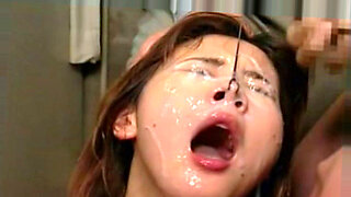 Gadis Jepun menerima ejakulasi wajah bukkake yang intens dalam seks berkumpulan