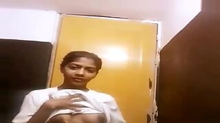 Kecantikan Bangladeshi Nowrin menggoda dengan payudara besar dalam pertunjukan webcam solo.