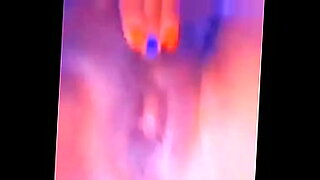 Eine Frau bekommt einen unerwarteten Cumshot auf Video und schluckt ihn.
