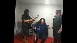 لولا كيكسبونغو في رحلة مجنونة مع BDSM مثير ولعب الشرج.