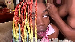 Một người phụ nữ da đen quyến rũ đầu hàng những ham muốn kỳ quặc trong một video nóng bỏng.