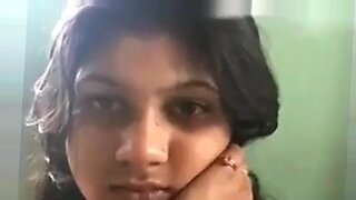 Gadis India yang pemalu mendedahkan aset besarnya di webcam