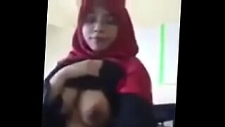 Een zwoele in een hijab geklede Maleisische schoonheid pronkt met haar ruime boezem.