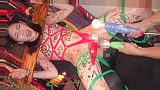 Una scena asiatica BDSM sensuale con giocattoli e deepthroat.
