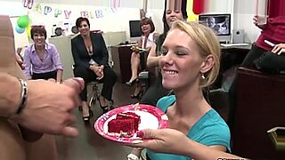 Celebração quente com uma garota safada do aniversário
