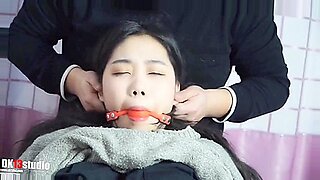 Gadis Asia terikat tersedak dengan mainan dalam permainan fetish