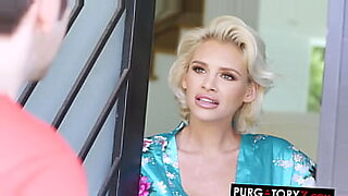 Une MILF blonde est dominée dans des scènes porno chaudes avec un amant expérimenté.