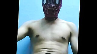Ein Superheld in Spiderman-Kostüm genießt heiße sexuelle Begegnungen.